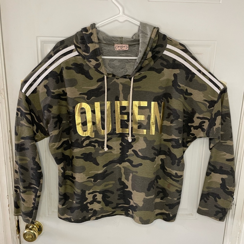 📚BACK TO SCHOOL SALE!✏️ Sporty camo lightweight hoodie.